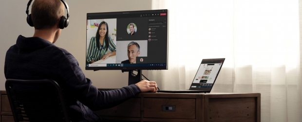 Man sitting in front of a pc having an online meeting